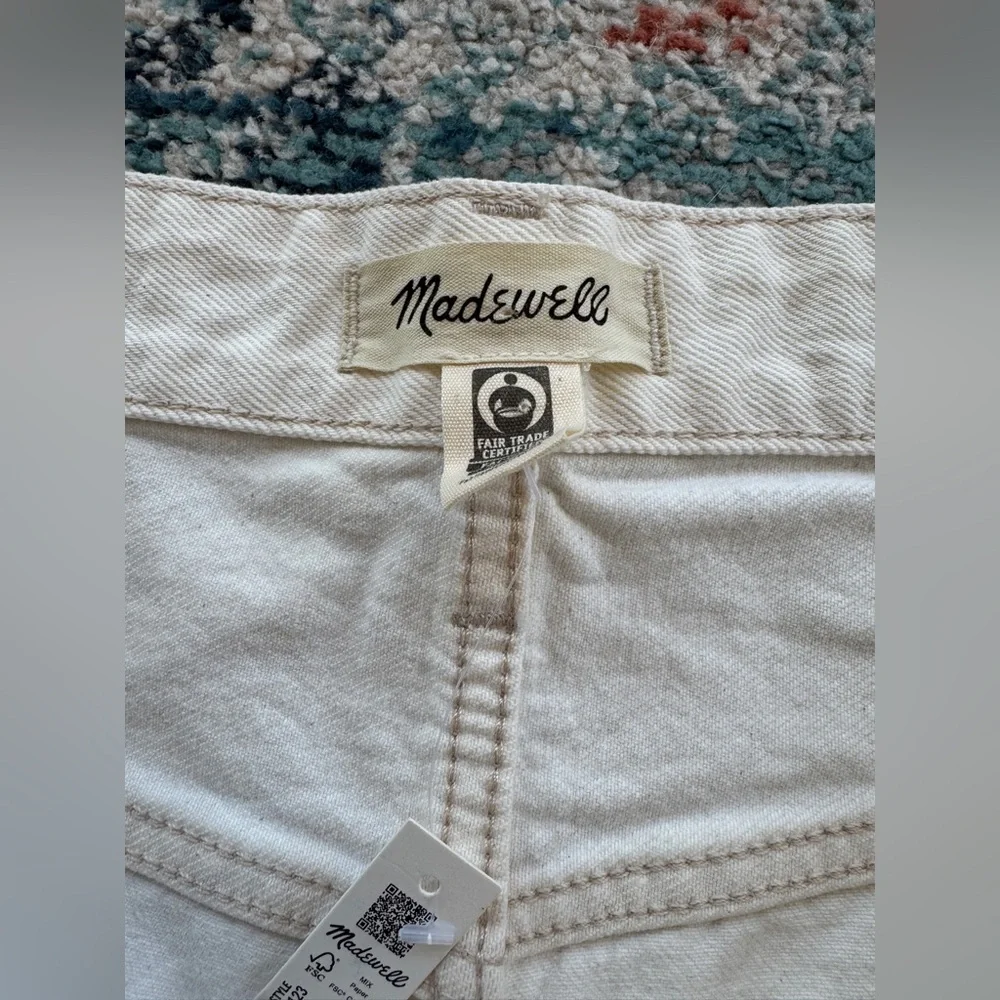 NWT Madewell The Darted Barrel Leg Jean
Size 33 - Picture 6 of 9